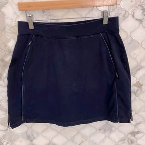 T by Talbots, navy stretch skort with 2 zip pockets. size Medium petite